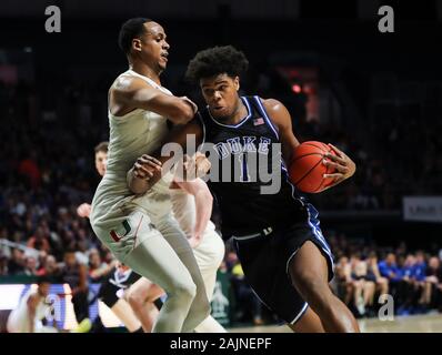 Janvier 04, 2020 : Duke Blue Devils Centre Vernon Carey Jr. (1) disques durs pour le panier des pressions de centre les championnats de Rodney Miller Jr (14) au cours de la première moitié d'un match de basket-ball NCAA au centre Watsco à Coral Gables, en Floride. Mario Houben/CSM Banque D'Images