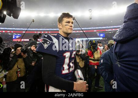 Foxborough, USA. 08Th Jan, 2020. New England Patriots quarterback Tom Brady (12) chefs hors du terrain après avoir perdu à la Tennessee Titans dans le NFL Wild Card Game au Stade Gillette à Foxborough, Massachusetts le Samedi, Janvier 4, 2020. Les Titans défait les Patriots 20-13. Photo de Matthew Healey/UPI UPI : Crédit/Alamy Live News Banque D'Images
