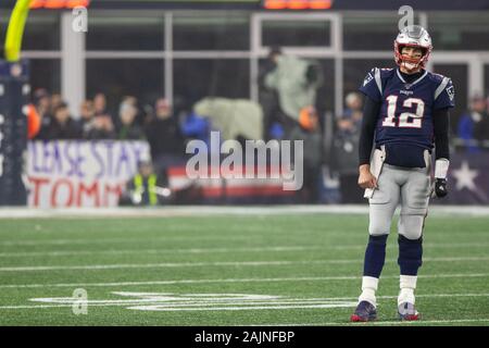 Foxborough, USA. 08Th Jan, 2020. New England Patriots quarterback Tom Brady (12) ressemble à la ligne de touche lors d'une pause dans le troisième trimestre de la NFL Wild Card match contre le Tennessee Titans au Stade Gillette à Foxborough, Massachusetts le Samedi, Janvier 4, 2020. Les Titans défait les Patriots 20-13. Photo de Matthew Healey/UPI UPI : Crédit/Alamy Live News Banque D'Images
