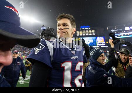 Foxborough, USA. 08Th Jan, 2020. New England Patriots quarterback Tom Brady (12) chefs sur le terrain après avoir perdu à la Tennessee Titans dans le NFL Wild Card Game au Stade Gillette à Foxborough, Massachusetts le Samedi, Janvier 4, 2020. Les Titans défait les Patriots 20-13. Photo de Matthew Healey/UPI UPI : Crédit/Alamy Live News Banque D'Images