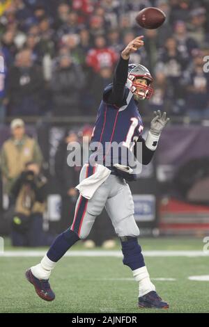 Foxborough, USA. 08Th Jan, 2020. New England Patriots quarterback Tom Brady (12) lance une passe dans le troisième trimestre de la NFL Wild Card match contre le Tennessee Titans au Stade Gillette à Foxborough, Massachusetts le Samedi, Janvier 4, 2020. Les Titans défait les Patriots 20-13. Photo de Matthew Healey/UPI UPI : Crédit/Alamy Live News Banque D'Images