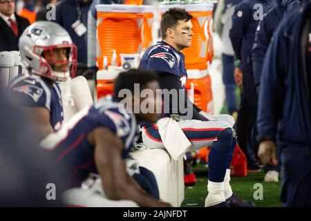 Foxborough, USA. 08Th Jan, 2020. New England Patriots quarterback Tom Brady (12) est assis sur le banc à la fin du quatrième trimestre de la NFL Wild Card match contre le Tennessee Titans au Stade Gillette à Foxborough, Massachusetts le Samedi, Janvier 4, 2020. Les Titans défait les Patriots 20-13. Photo de Matthew Healey/UPI UPI : Crédit/Alamy Live News Banque D'Images