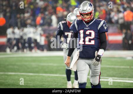 Foxborough, USA. 08Th Jan, 2020. New England Patriots quarterback Tom Brady (12) chefs de la magistrature après la Tennessee Titans a marqué sur une interception dans le quatrième trimestre de la NFL Wild Card Game au Stade Gillette à Foxborough, Massachusetts le Samedi, Janvier 4, 2020. Les Titans défait les Patriots 20-13. Photo de Matthew Healey/UPI UPI : Crédit/Alamy Live News Banque D'Images