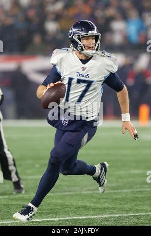 Foxborough, USA. 08Th Jan, 2020. Tennessee Titans quart-arrière Ryan Site Tannehill (17) déploie d'un laissez-passer dans le quatrième trimestre de la NFL Wild Card match contre les New England Patriots au Stade Gillette à Foxborough, Massachusetts le Samedi, Janvier 4, 2020. Les Titans défait les Patriots 20-13. Photo de Matthew Healey/UPI UPI : Crédit/Alamy Live News Banque D'Images