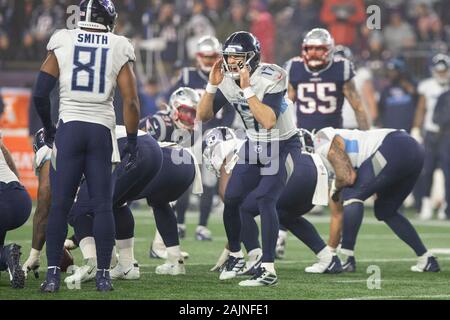 Foxborough, USA. 08Th Jan, 2020. Tennessee Titans quart-arrière Ryan Site Tannehill (17) appelle un jeu sur la ligne de mêlée dans le troisième trimestre de la NFL Wild Card match contre les New England Patriots au Stade Gillette à Foxborough, Massachusetts le Samedi, Janvier 4, 2020. Les Titans défait les Patriots 20-13. Photo de Matthew Healey/UPI UPI : Crédit/Alamy Live News Banque D'Images