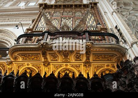 Cordoba Espagne, en regardant l'orgue et le plafond de l'église dans la Mosquée et la cathédrale de Cordoba Banque D'Images