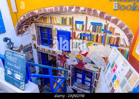 Atlantis Books, une librairie sur la rue principale d''Oia, Santorin, Grèce Banque D'Images