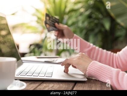 Young woman shopping online à la maison. d'affaires et de vie moderne concept. focus sélectif. Banque D'Images