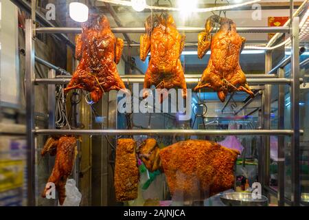 Le canard rôti dans un cas l'affichage du compteur. L'alimentation de rue asiatique. Ho Chi Minh, Vietnam Banque D'Images