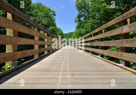 Pont sur chevalets en bois sur la Virginia creeper Trail dans les États-Unis, très populaire auprès des cyclistes Banque D'Images