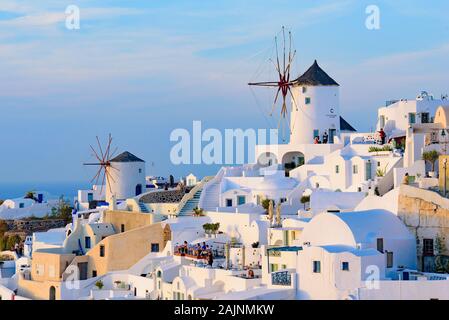 Moulin blanc traditionnel et immeubles faisant face à la mer Egée à Oia, Santorin, Grèce Banque D'Images