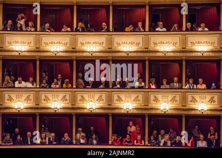 Beijing, l'Autriche. 25 mai, 2019. Attente de l'auditoire pour le début d'une performance à l'Opéra de Vienne à Vienne, Autriche, le 25 mai 2019. L'Opéra de Vienne a organisé un programme spécial le 25 mai pour rendre hommage au 150e anniversaire de la chambre et de ses artistes. Credit : Guo Chen/Xinhua/Alamy Live News Banque D'Images