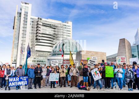 4 janvier 2020 San Jose / CA / USA - manifestation anti-guerre devant la mairie dans le centre-ville de San Jose. Banque D'Images