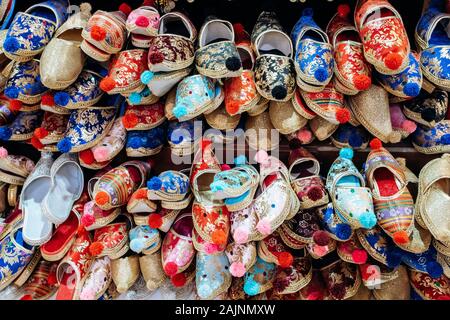 Beaucoup de chaussures colorées sur le marché. Avis de chaussures sur le marché. Banque D'Images