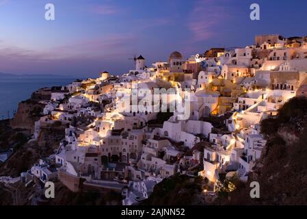 Vue de nuit sur le village d''Oia, Santorin, Grèce Banque D'Images