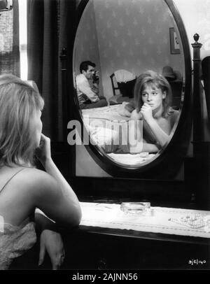 JULIE CHRISTIE et Dirk Bogarde dans Darling 1965 réalisateur John Schlesinger writer Frederic Raphael Joseph Janni Production / Vic Films / Appia Films Ltd Banque D'Images