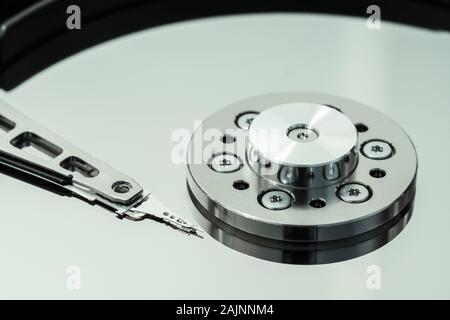 Macro closeup de la minuscule de pièces sur un disque dur de la tête de lecture-écriture Banque D'Images