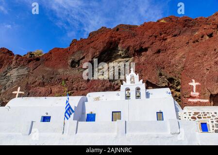 Une église orthodoxe grecque près de Red Beach, à Santorin, Grèce Banque D'Images