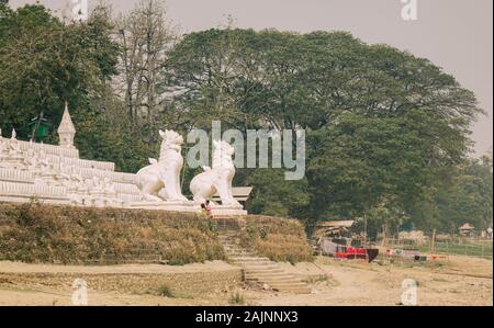 Mandalay, Myanmar - Feb 22, 2016. Ancien Temple bouddhiste près de Mingun Pahtodawgyi à Mandalay, Myanmar. Banque D'Images