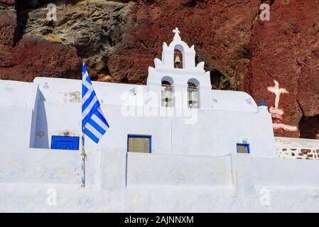 Une église orthodoxe grecque près de Red Beach, à Santorin, Grèce Banque D'Images