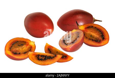 Fruits tamarillo rouges avec des sections transversales montrant la chair mûre et les graines Banque D'Images