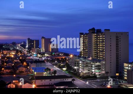 Lumières de la ville de locations de vacances et d'autres entreprises le long de la côte de Myrtle Beach la nuit Banque D'Images