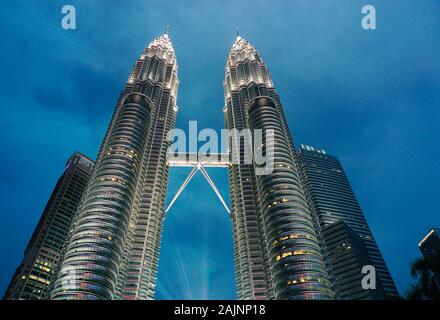 Kuala Lumpur, Malaisie - 15 mai, 2017. Scène de nuit de Petronas Twin Towers à Kuala Lumpur, Malaisie. Tours ont été les plus hauts immeubles de la f Banque D'Images