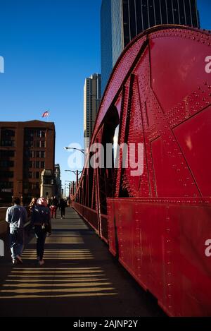 Faisceau structurel peint en rouge sur Clark Street Bridge, Chicago, Illinois, États-Unis Banque D'Images