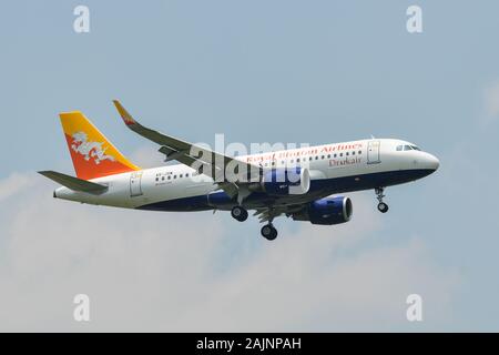 Bangkok, Thaïlande - Apr 21, 2018. A5-JSW Druk Air (Royal Bhutan Airlines) Airbus A319 à l'atterrissage à l'aéroport de Suvarnabhumi (BKK). Banque D'Images