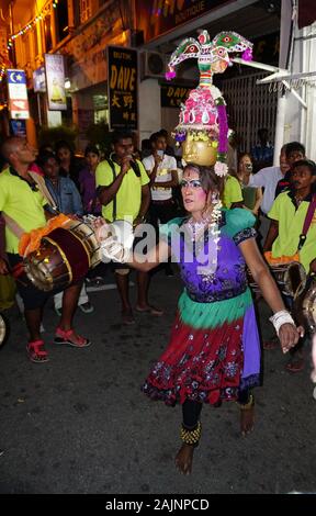 Malacca, Malaisie - 18 août, 2014. Des danseurs traditionnels sur la rue nuit à Malacca, Malaisie. Malacca (Melaka) a été classé au Patrimoine Mondial de l'UNESCO s'asseoir Banque D'Images