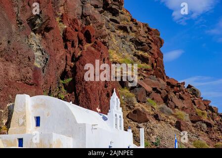 Une église orthodoxe grecque près de Red Beach, à Santorin, Grèce Banque D'Images