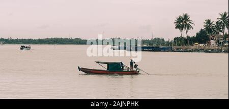 Bateaux en bois sur la rivière du Mékong à Can Tho, Vietnam. Can Tho est célèbre pour ses marchés flottants, des plats délicieux et des fruits frais. Banque D'Images