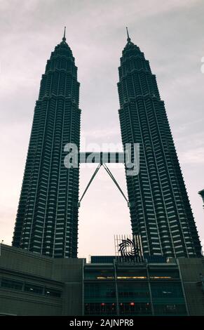 Kuala Lumpur, Malaisie - 15 mai, 2017. Scène de nuit de Petronas Twin Towers à Kuala Lumpur, Malaisie. Tours ont été les plus hauts immeubles de la f Banque D'Images