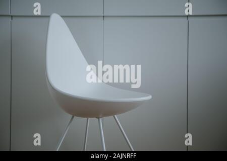 Chaise blanche sur un arrière-plan simple. Espace de travail, bureau et concept d'entreprise. Banque D'Images