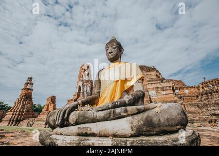 Détails de l'incroyable Wat Maha That temple avec les ruines des statues du Bouddha. Banque D'Images