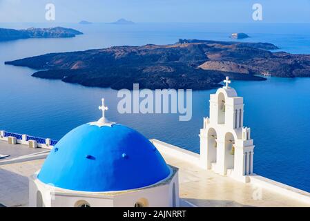 Trois cloches de Fira, une église catholique grecque à Fira, Santorini, Grèce Banque D'Images