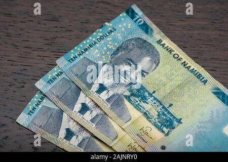 10 Namibie Dollar Bills Effeuillée sur une table en bois sombre, la monnaie de la République de Namibie en Afrique Banque D'Images