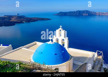 Trois cloches de Fira, une église catholique grecque à Fira, Santorini, Grèce Banque D'Images