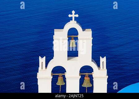 Trois cloches de Fira, une église catholique grecque à Fira, Santorini, Grèce Banque D'Images