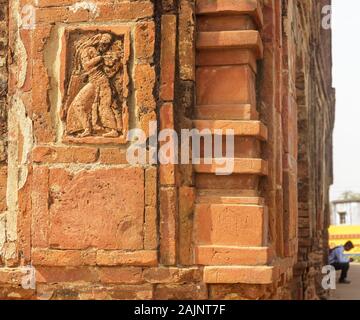 Bishnupur, Bengale de l'Ouest/Inde - 6 février 2018 : sculptures en terre cuite dans l'ancien temple de Rasmacha construit par les rois de Malla au XVIIe siècle. Banque D'Images