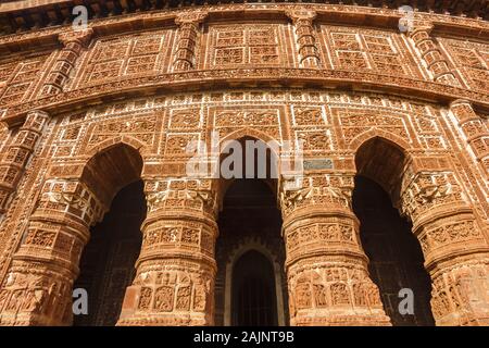 Bishnupur, Bengale de l'Ouest/Inde - 6 février 2018: Les détails décoratifs sur les murs en terre cuite et les arches de l'ancien temple Jor Bangla construit par le M Banque D'Images