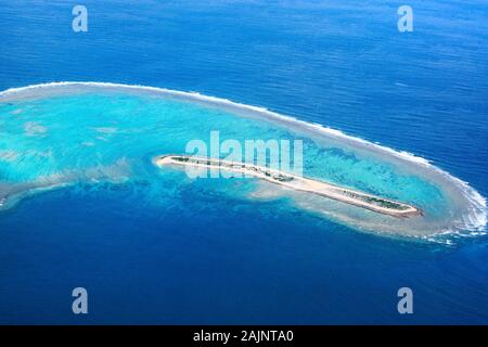 Vue aérienne sur l'île de villégiature tropical Nagannu à Okinawa, Japon entouré par de belles eaux turquoise Banque D'Images