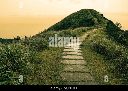 Paysage de conte de fées et pas en chemin sur une colline à l'horizon au Sentier de la vallée de Taoyuan à Taiwan Banque D'Images