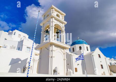 Une église au dôme bleu avec clocher à Imerovigli, Santorini, Grèce village Banque D'Images