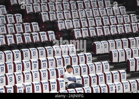 Beijing, Chine. 8e déc, 2019. Un ventilateur est situé sur la tribune de Cadillac Arena à Beijing, capitale de Chine, le 8 décembre 2019. Les canards de Pékin tenue club de basket d'événements spéciaux pour commémorer son Ji Zhe, décédé le 5 décembre dernier. Credit : Ju Huanzong/Xinhua/Alamy Live News Banque D'Images