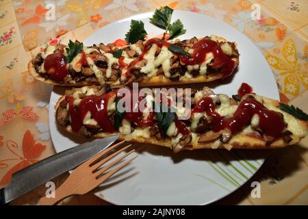 Restauration rapide traditionnelle polonaise fait maison crêpes au salami et tomates Banque D'Images