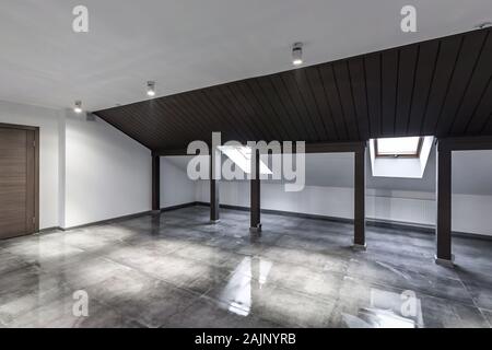 Loft meublé vide intérieur chambre mansarde avec des colonnes en bois et sol en béton humide sur toiture en noir et couleur style whote Banque D'Images