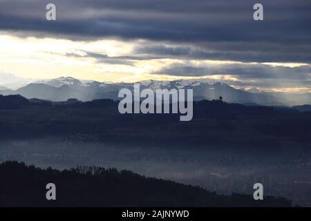 Cette photo a été Bantiger du jeton à l'ouest. La ville dans le brouillard est Berne. La colline, la tour est Gurten. Et dans l'arrière-plan le Gantrisch re Banque D'Images