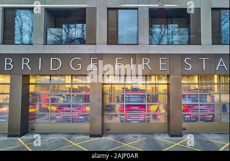 Les camions de pompiers stationnés à la caserne à Cambridge, Angleterre. Banque D'Images
