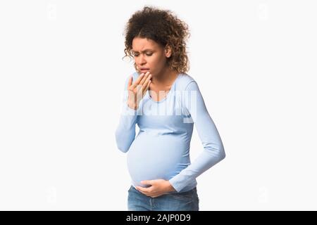 Enceintes Afro dame malade de sentiment, ayant la nausée over white background studio Banque D'Images